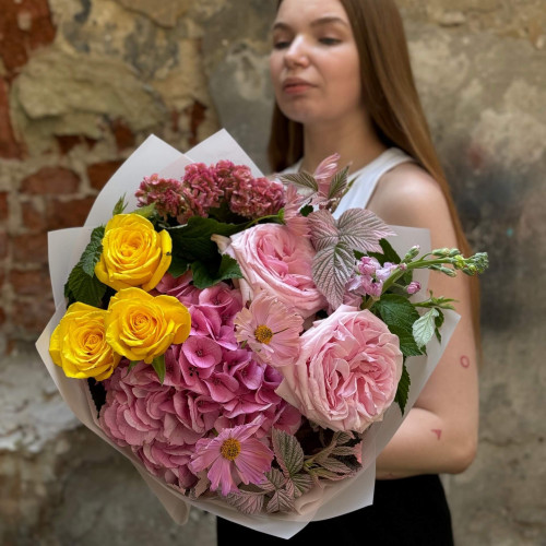 Барвистий букет з трояндами «Усмішка Христини»