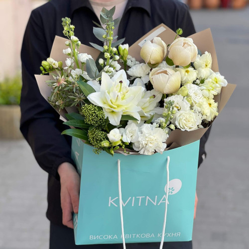 Світлий букет з лілією та півоніями «Чисте сяйво»
