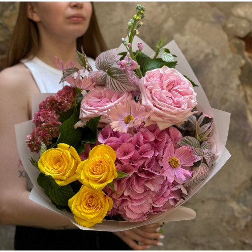 Барвистий букет з трояндами «Усмішка Христини»