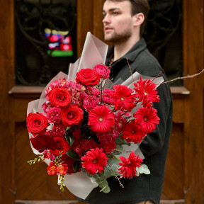 Червоний букет з трояндами Nina та антуріумами «Коханці»