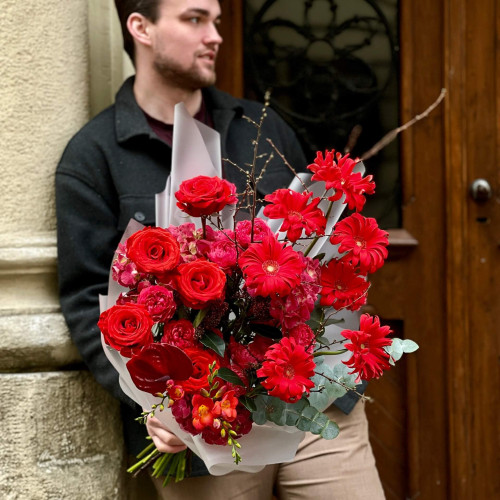 Червоний букет з трояндами Nina та антуріумами «Коханці»