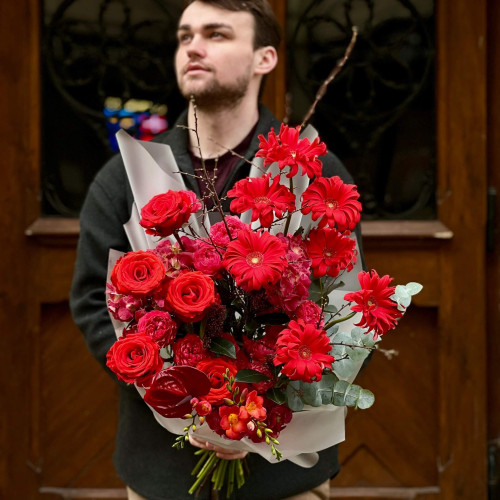 Червоний букет з трояндами Nina та антуріумами «Коханці»