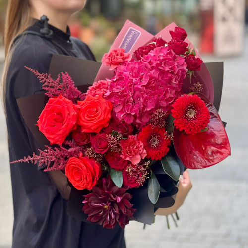 Яскравий букет з герберами «Рубінова загадка»