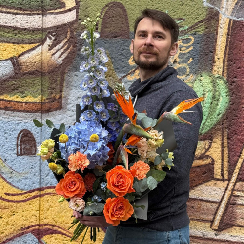 Яскравий стильний букет «Танжериновий папуга»