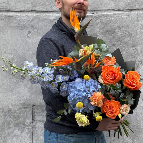 Яскравий стильний букет «Танжериновий папуга»