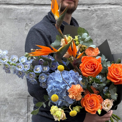 Яскравий стильний букет «Танжериновий папуга»