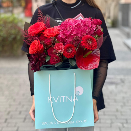 Яскравий букет з герберами «Рубінова загадка»