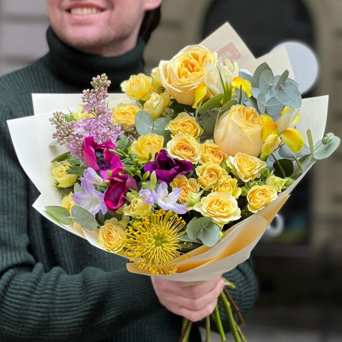 Яскравий букет з анемонами «Малинове сонце»