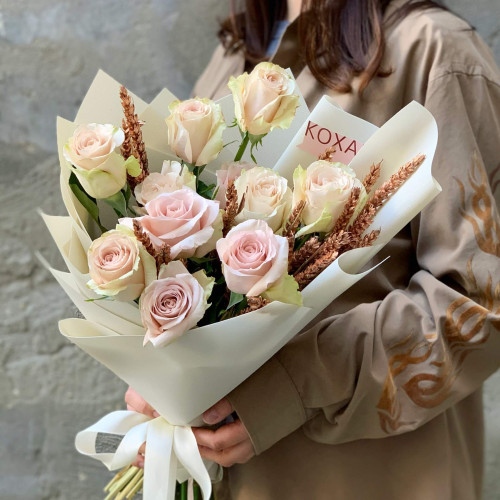 Rose «Quicksand» and spikelets