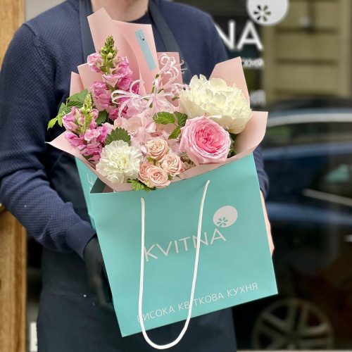 Delicate bouquet of hydrangea and nerine «Moment of tenderness»