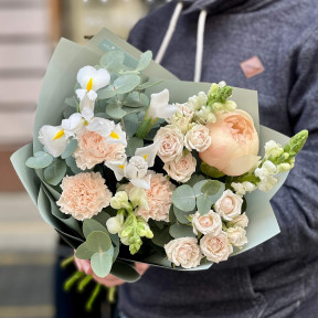 Тендітний букет з півонією «М'ятний зефір»