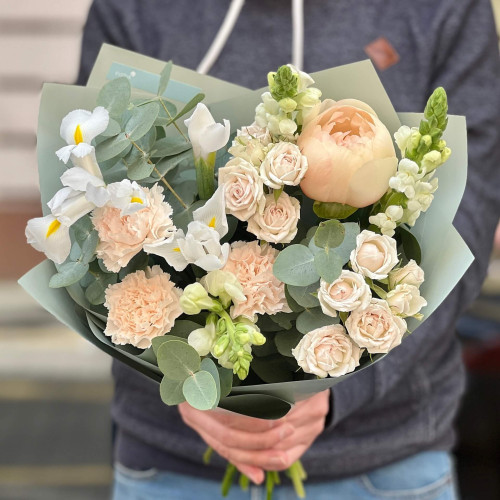 Тендітний букет з півонією «М'ятний зефір»