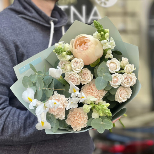 Тендітний букет з півонією «М'ятний зефір»