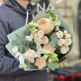 Тендітний букет з півонією «М'ятний зефір»