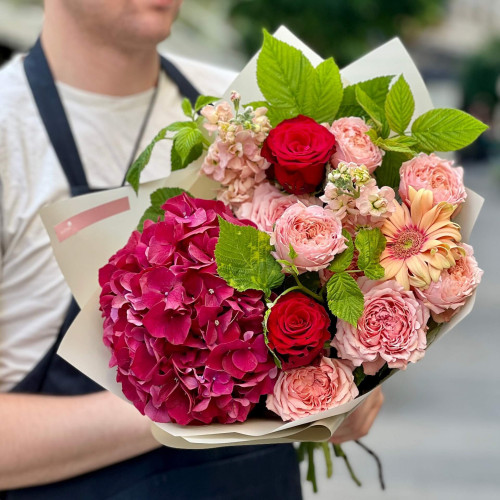 Пристрасний букет з трояндами та гортензією «Яскраве танго»