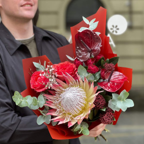 Яркий букет с экзотической протеей «Рубиновая вспышка»