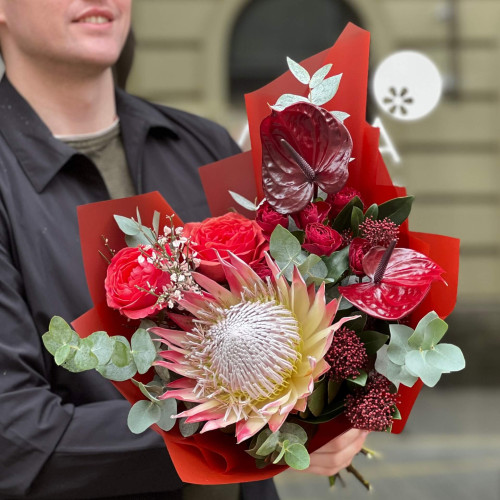 Яскравий букет з екзотичною протеєю «Рубіновий спалах»