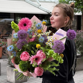 Яскравий букет з півоніями «Солодкий подарунок»