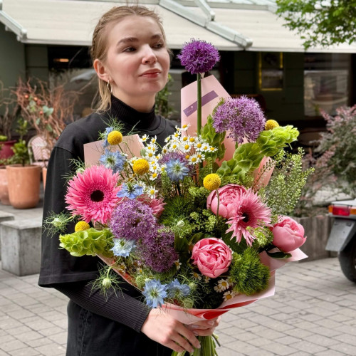 Яскравий букет з півоніями «Солодкий подарунок»