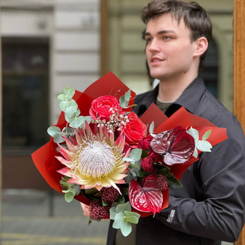 Яскравий букет з екзотичною протеєю «Рубіновий спалах»