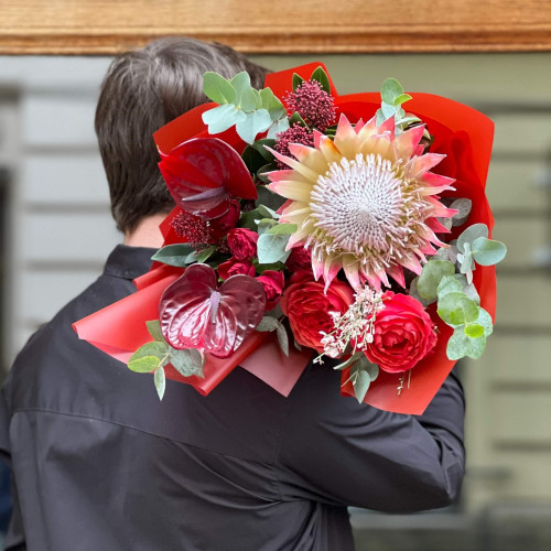 Яскравий букет з екзотичною протеєю «Рубіновий спалах»