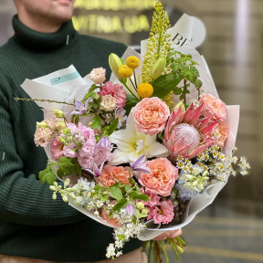 Розкішний букет з протеєю та лілією «Сади Афродіти»