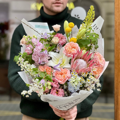 Роскошный букет с протеей и лилией «Сады Афродиты»