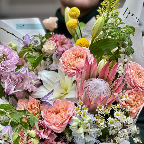 Роскошный букет с протеей и лилией «Сады Афродиты»