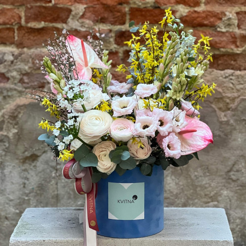 Світла весняна композиція в коробці з ранункулюсами «Перлини ніжності»