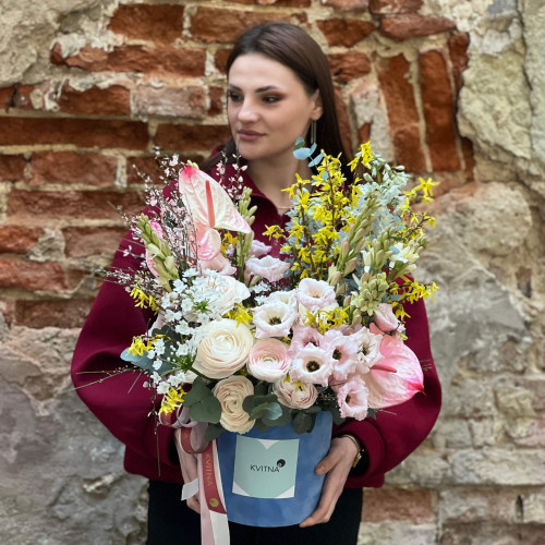 Світла весняна композиція в коробці з ранункулюсами «Перлини ніжності»