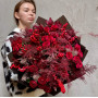 Об'ємний бордовий букет з кущовою трояндою «Терпка ягідка»