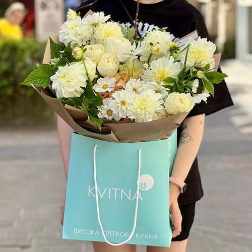 Ніжний букет з жоржинами та піоновидною трояндою «Промінь світла»