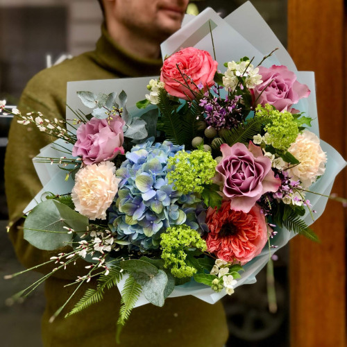 Кольоровий букет з гортензією, піоновидною трояндою та вібурнумом «Акварельна прогулянка»