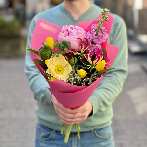 Яскравий букет з півонією та глоріозою «Екзотичний спалах»