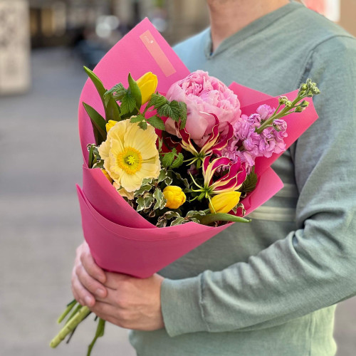 Яскравий букет з півонією та глоріозою «Екзотичний спалах»