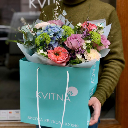 Кольоровий букет з гортензією, піоновидною трояндою та вібурнумом «Акварельна прогулянка»