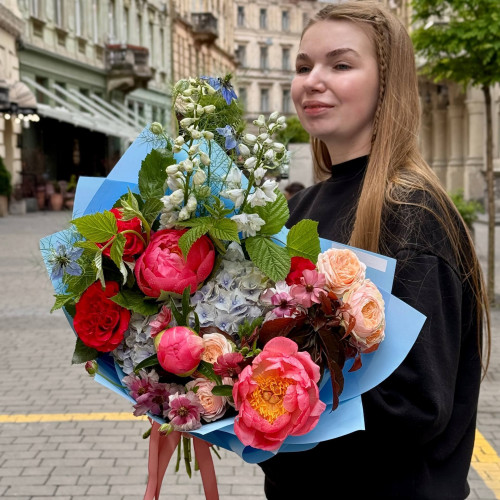 Яскравий букет з півоніями «Кольоровий бриз»
