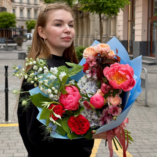 Яскравий букет з півоніями «Кольоровий бриз»