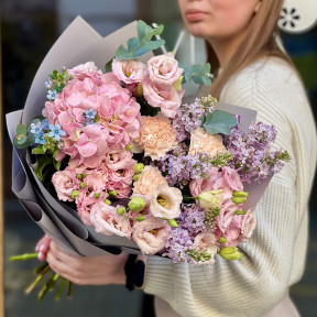 Ніжний пухкий букет з гортензією та бузком «Зефірні мрії»