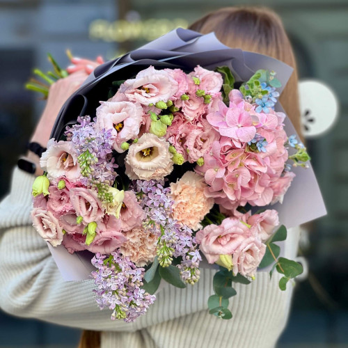 Ніжний пухкий букет з гортензією та бузком «Зефірні мрії»