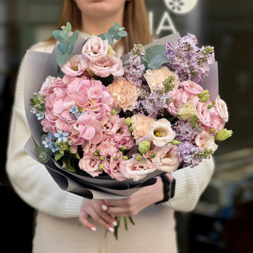 Ніжний пухкий букет з гортензією та бузком «Зефірні мрії»