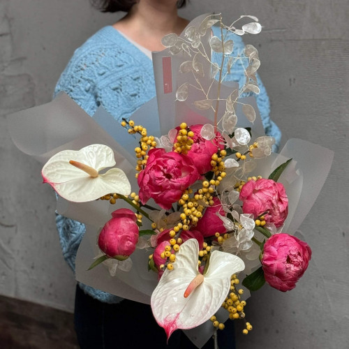 Екзотичний букет з півоніями та антуріумом «Вітряки Голландії»