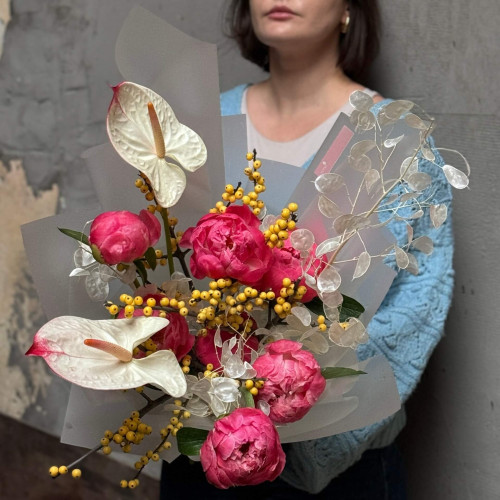 Екзотичний букет з півоніями та антуріумом «Вітряки Голландії»