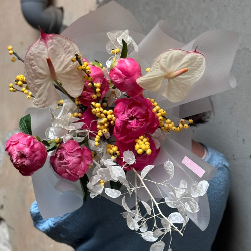 Екзотичний букет з півоніями та антуріумом «Вітряки Голландії»