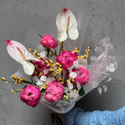 Екзотичний букет з півоніями та антуріумом «Вітряки Голландії»