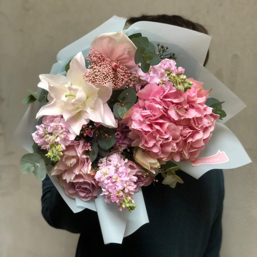 Букет у світлих відтінках із ароматною лілією «Солодка зірочка»