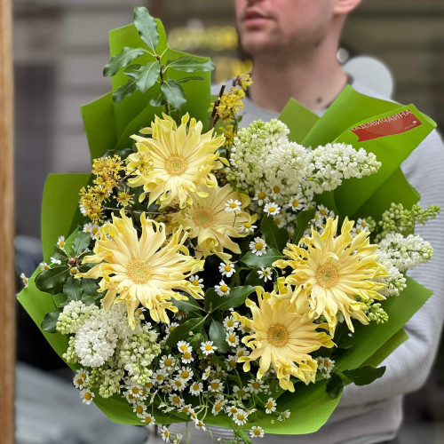 Весняний букет із гербер, танацетума і квітучих гілочок «Сонячний ліс»