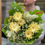 Весняний букет із гербер, танацетума і квітучих гілочок «Сонячний ліс»
