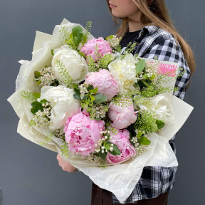 9 peonies in a bouquet «Peony ice cream»