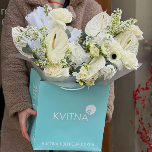 Букет в чистих білих кольорах з екзотичним антуріумом і весняними квітами «Крила кохання»